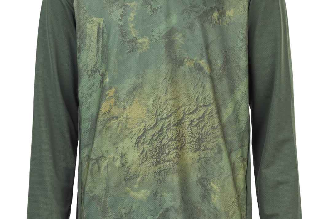 Das Osborn Printed LS Tech Tee gibt es auch als kurzarm Variante. Außerdem stehen noch zwei weitere Oberteil-Modelle zur Auswahl.