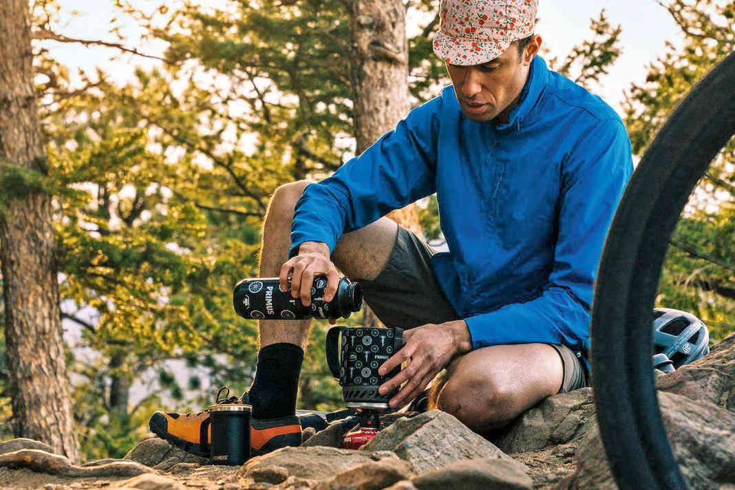 Outdoor-Küche: Die Feed Zone Kollektion von Primus besteht aus dem Lite Plus Kocher, Kaffee- & Teepresse, Trinkflaschen, Mug, Trailspork, Longspoon und Cap