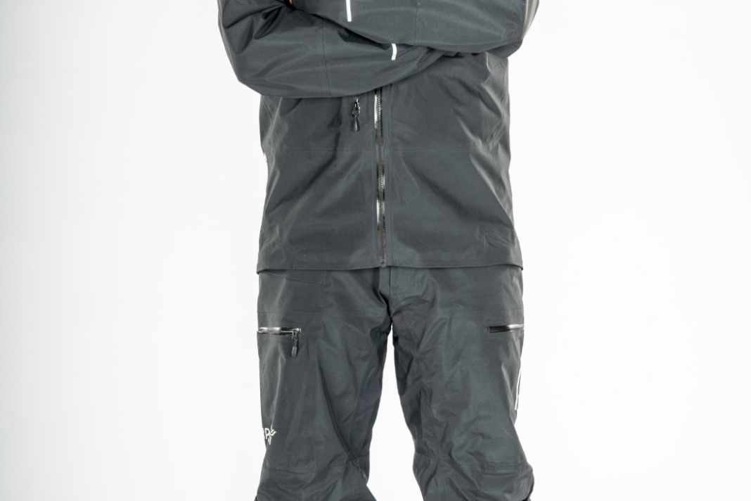 Wenn das Wetter richtig garstig wird, dann kommt diese Regemkombi zum Einsatz: die Norrøna fjørå Goretex Pro Regenhose und -jacke.