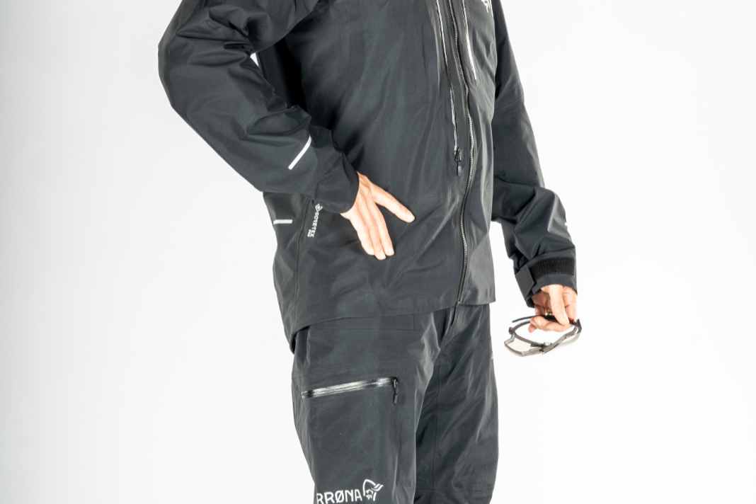 Die Norrøna fjørå Regenjacke wiegt 424 Gramm (L) und kostet 649 Euro.