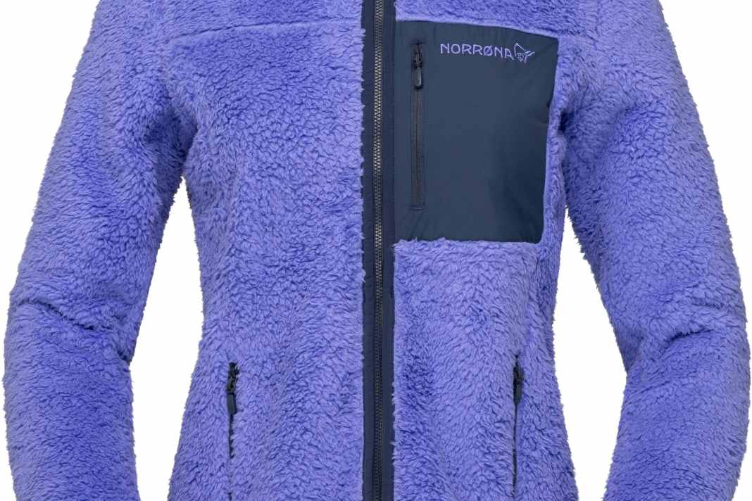 Für Bikerinnen bietet Norrøna den Midlayer in Violet Storm an sowie in Dunkelblau, Grau-Blau und Weiß.