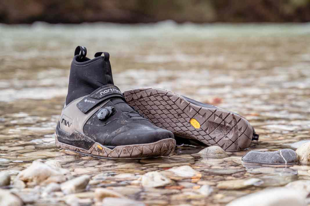 Flatpedal-Fahrer mussten bisher meist mit kalten Zehen im Winter Leben. Das ändert Nortwahve mit dem neuen Multicross Plus GTX