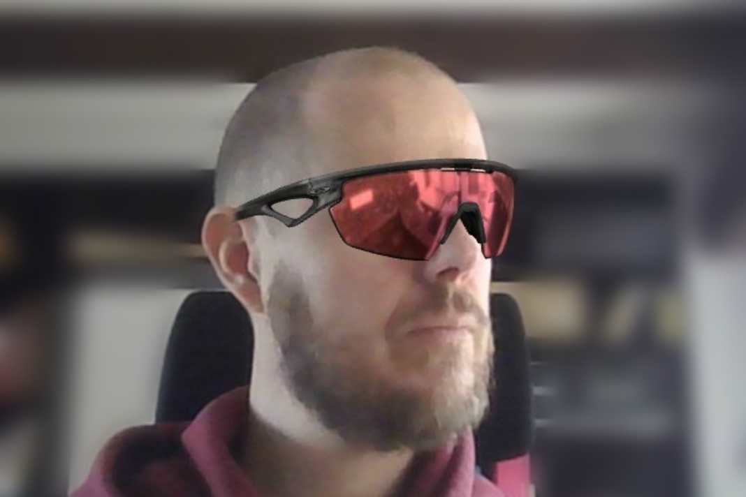 Ich bevorzuge natürlich das Modell, das auch Loana trägt: Oakley Sphera Prizm Trail Torch in Matte Grey Smoke.