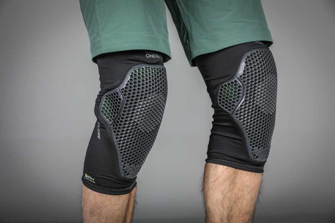 Beim O`Neal Flow Knee Guard sitzt der Protektor außen auf dem Sleeve