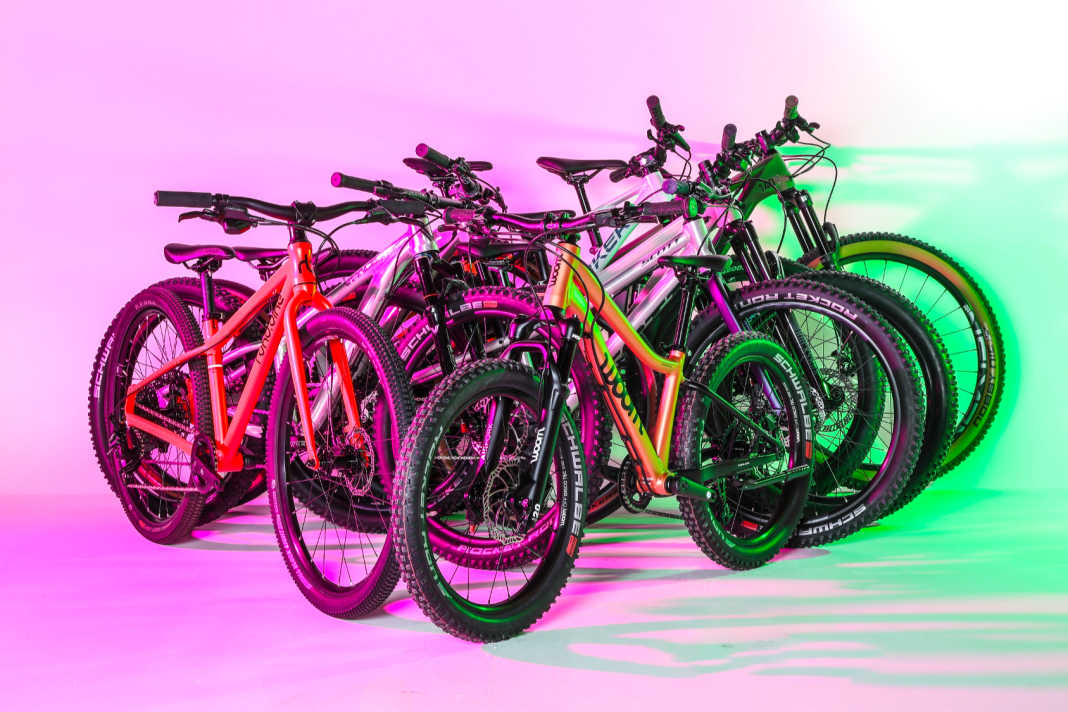 Damit Eltern beim Kauf eines Kinder-Mountainbikes vor lauter Optionen und Farben nicht den Überblick verlieren, haben wir die wichtigsten Tipps zu einer Kaufberatung zusammengestellt.