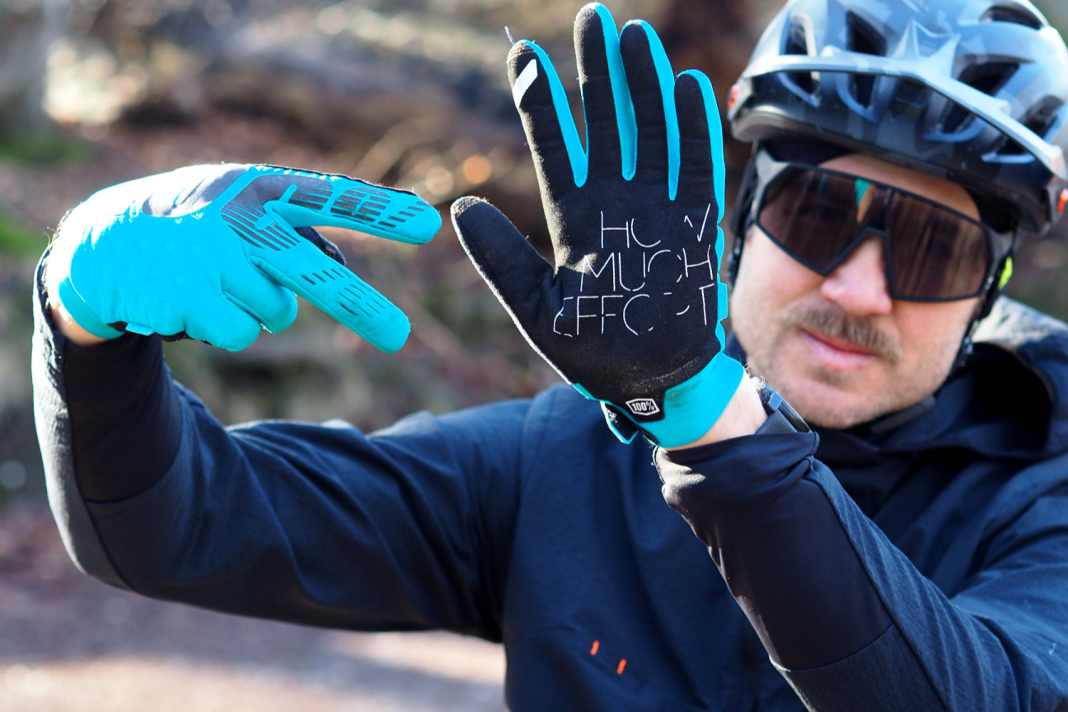 Gut: Mit dem Zeigefinger des 100% Brisker Glove lässt sich das Display vom Smartphone bedienen.