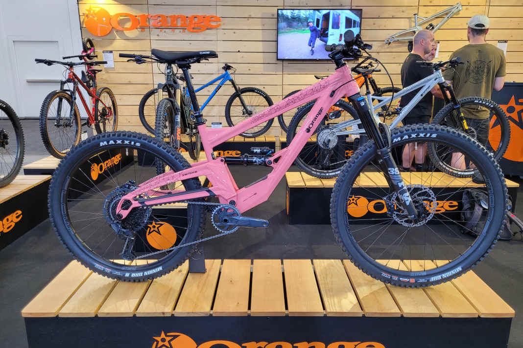 Unverkennbar ein Orange: das Switch 6 Enduro mit Eingelenker-Hinterbau.
