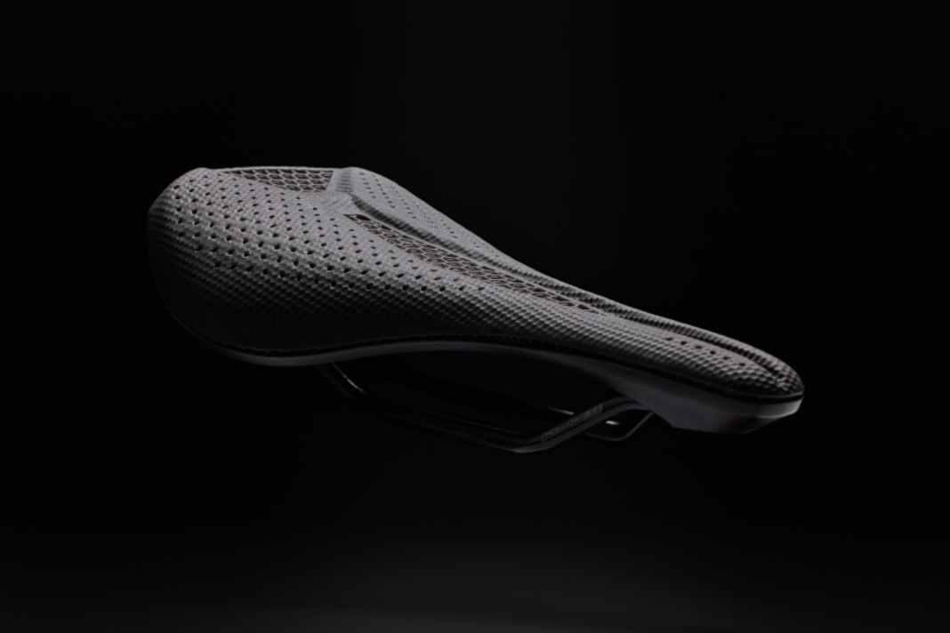 Specialized Phenom Pro Mirror: Spaciges 3D-Druckdesign. Gibt es in den Breiten 143 und 155 Millimeter für 320 Euro. Material: Recycelte Carbonfasern, nylonverstärkte Schale, Titanstreben.