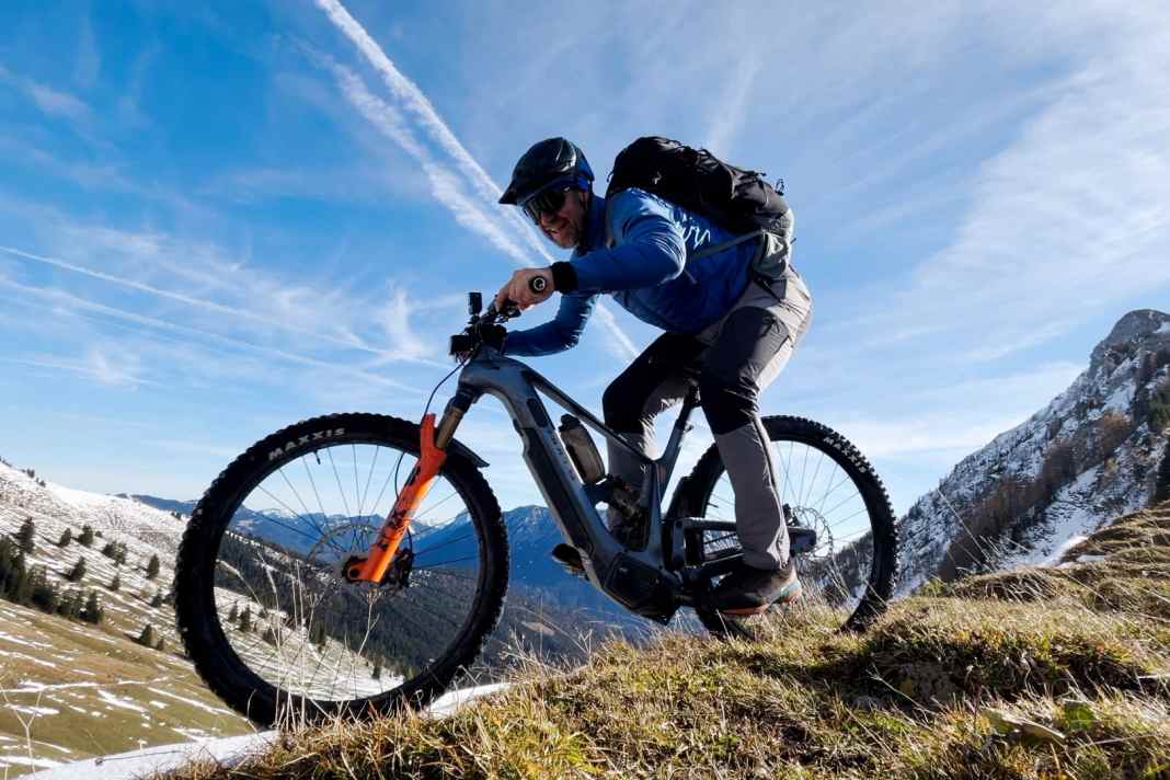 Das Bulls Vuca Evo AM2 mit Pinion MGU und sein Pilot Andreas Kern in seinem natürlichen Dauertest-Habitat: den Alpen.