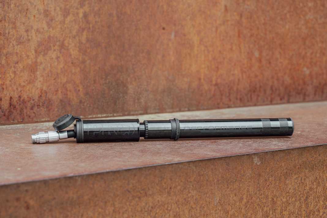 Die Pro Minipump Performance HV baut sehr kompakt und ist damit prädestiniert für den Transport am MTB-Rahmen