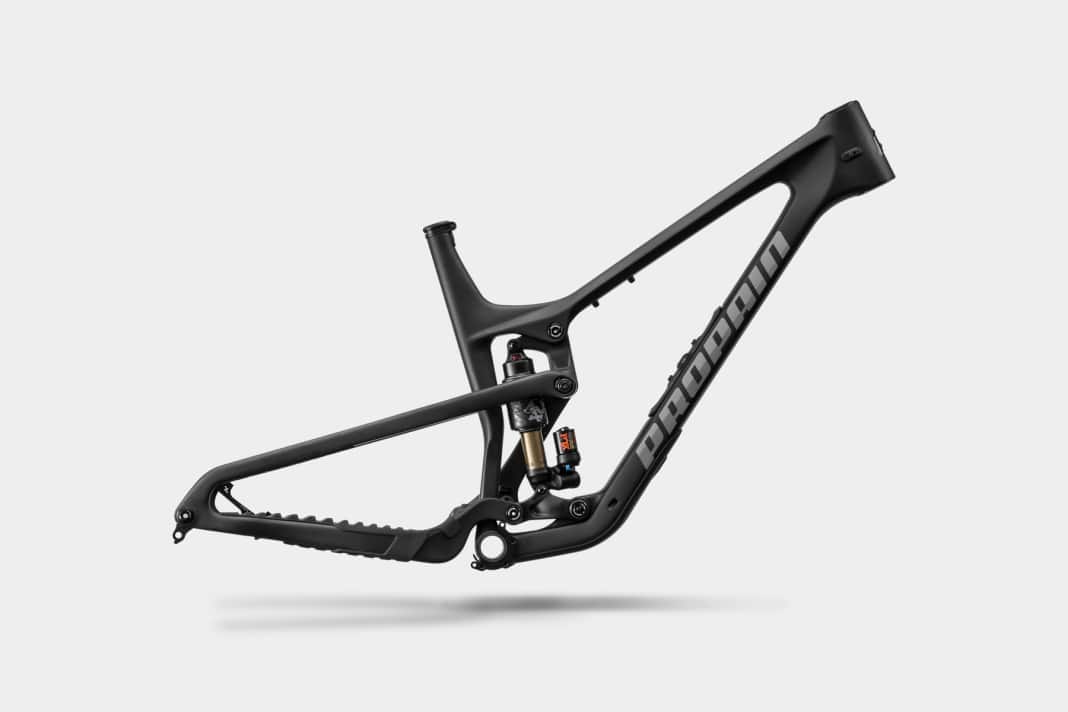 Propain PRO10-Hinterbau soll feinfühlig und antriebsneutral sein. Optimiert wurde am neuen Spindrift die Position des Dämpfers. Die leicht schräge Lage bringt mehr Einschubtiefe für die Sattelstütze.