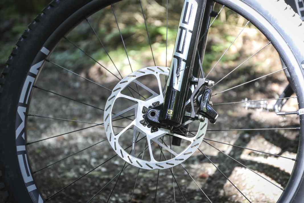 Dicke, große Bremsscheiben an der Front. Die Sram HS2 in 220 mm stehen dem Ekano hervorragend.
