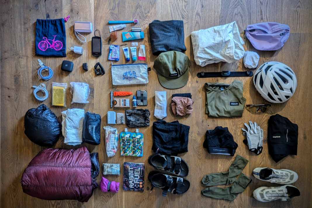 Sandras vorläufiges Gepäck. Ein Teil, zum Beispiel Windweste, Regenhose, Überschuhe habe ich mir zum Start geschickt. Leider ist in der Postfiliale ein Fehler passiert, so dass die Sendung verspätet auf den Weg ging und aufgrund des Feiertages nicht rechtzeitig ankam.