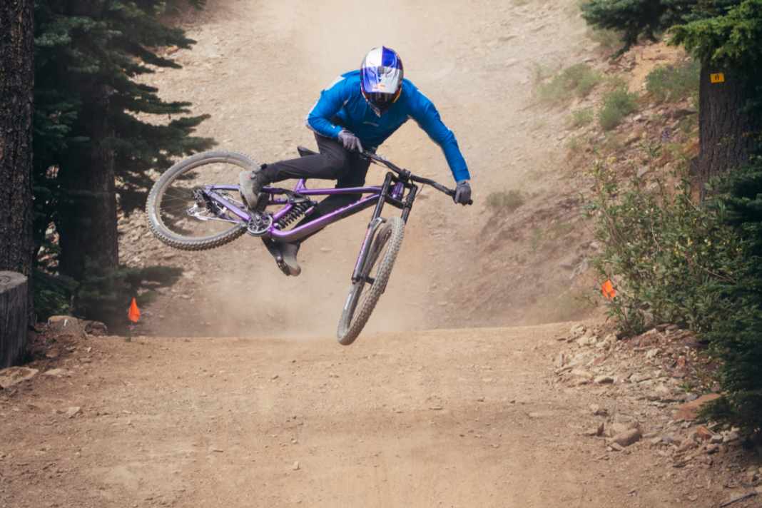 Das Marin Quake in Action. Teamrider Matt Jones stellt es quer in der Luft. Yes, Sir!.