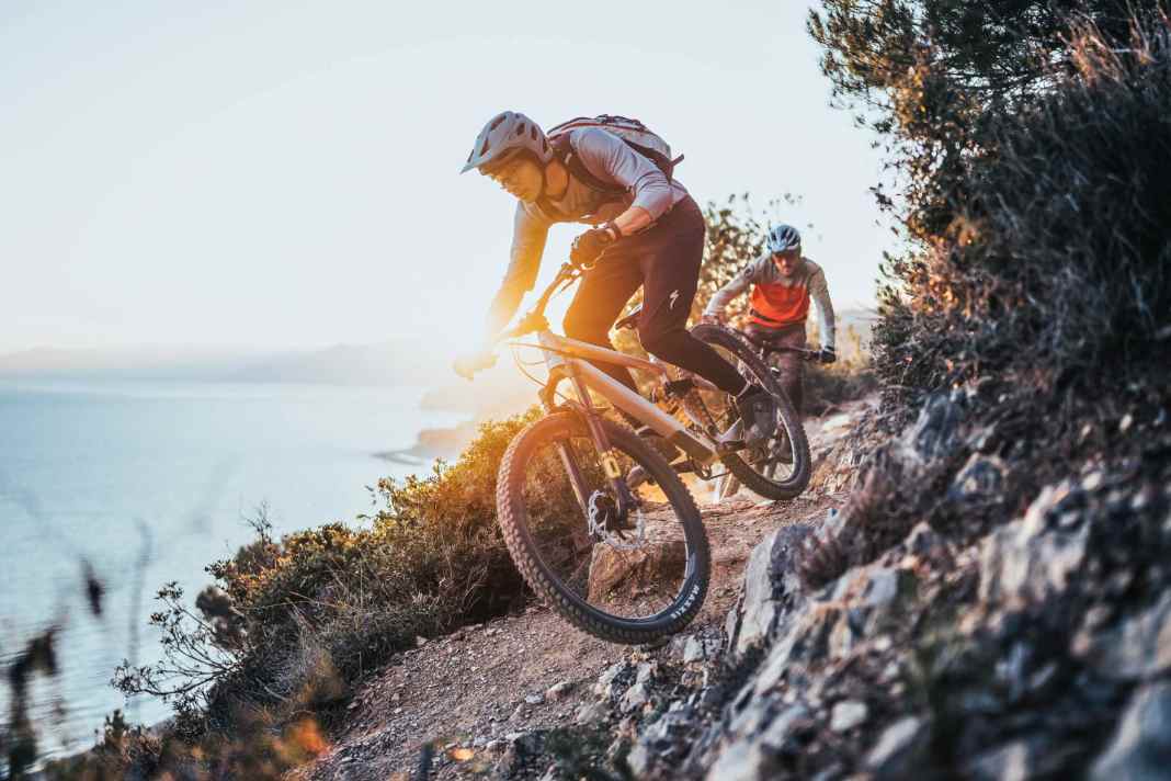 Hier tollt das kurzhubige Raaw vor dem sportlichen Merida über den Balcone-West-Trail. Vorne weg  Testfahrer Thomas Weschta und dahinter Testleiter Peter Nilges.