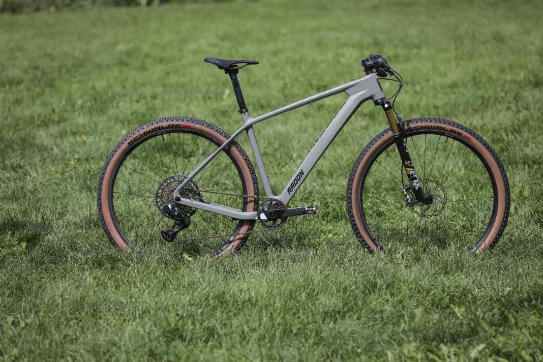 Leicht, edel, schnell. So präsentiert sich das Radon Jealous 10.0 EA. Wie schlägt sich das Carbon-Hardtail im Preis-Leistungs-Vergleich?