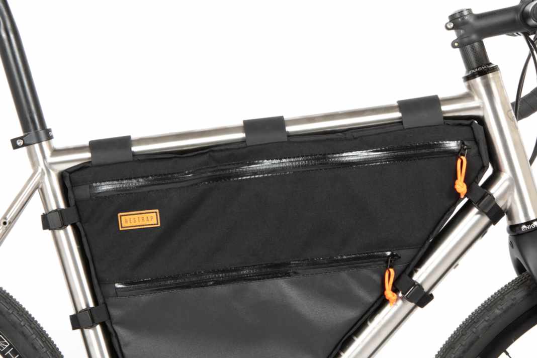 Seun Alaba nutzt die Full Frame Bag Medium, mit einem Fassungsvermögen von 7,5 l und einem Gewicht von 322 g.