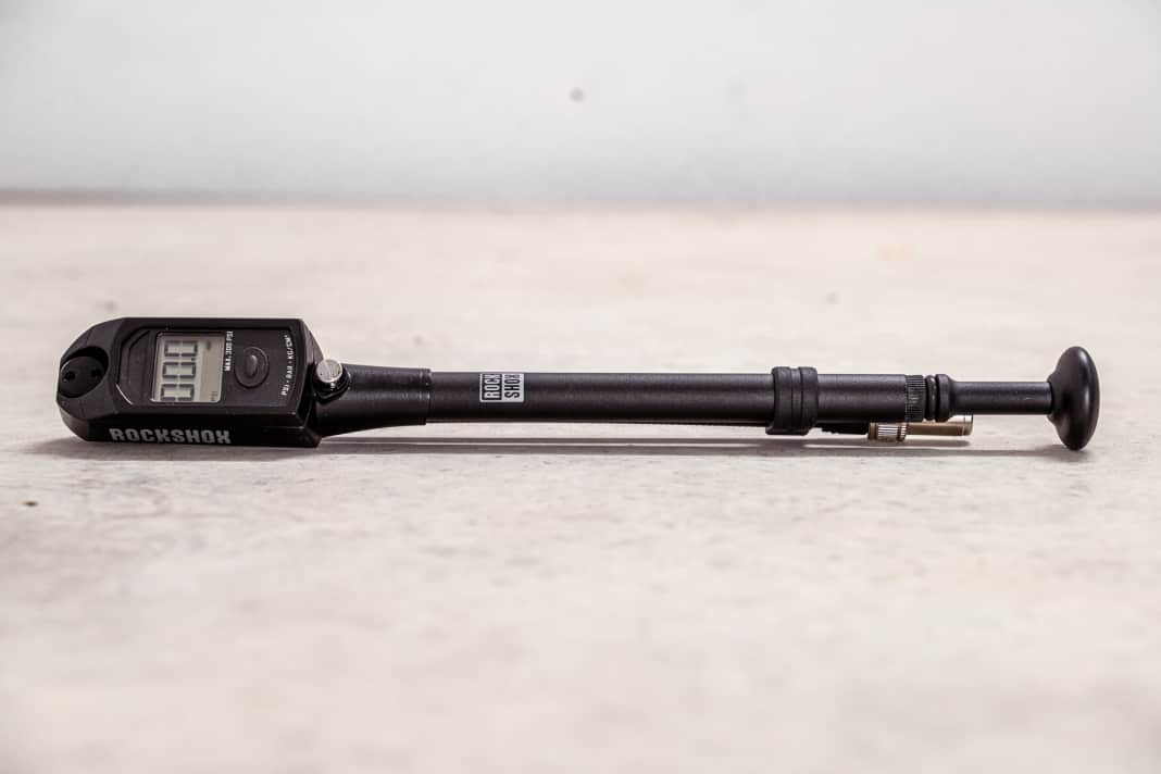 Profi-Tool für die Werkstatt: die Rockshox Dämpferpumpe ist robust und solide verarbeitet - abe auch lang und schwer
