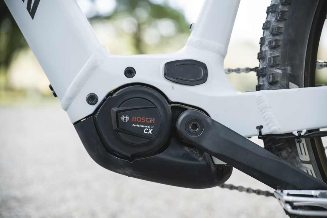 Das Grand Canyon:On ist neben dem Strive:On CFR das erste E-MTB von Canyon, das vom Bosch Performance CX angetrieben wird.