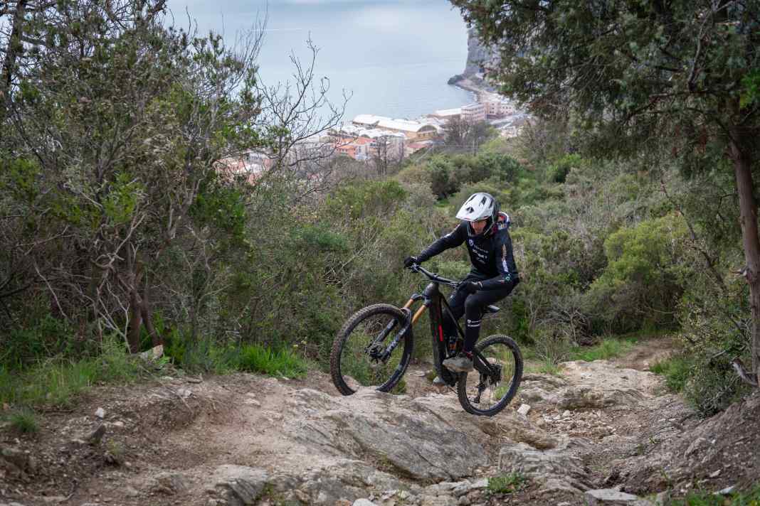 Die Power-Stage der EWS-E 2022: Steilste Uphill wie dieser werden zum Kerngeschäft des R.EXC gehören. Kann das Bike hier trotz kurzen Kettenstreben überzeugen?