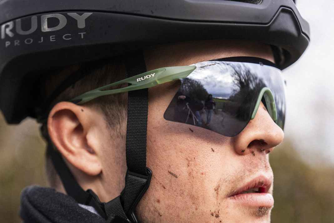 Die neue Rudy Project Astral Sphere Sportbrille hat nun kugelförmig gewölbte Gläser - im Gegensatz zur Astral X, die letztes Jahr rauskam.