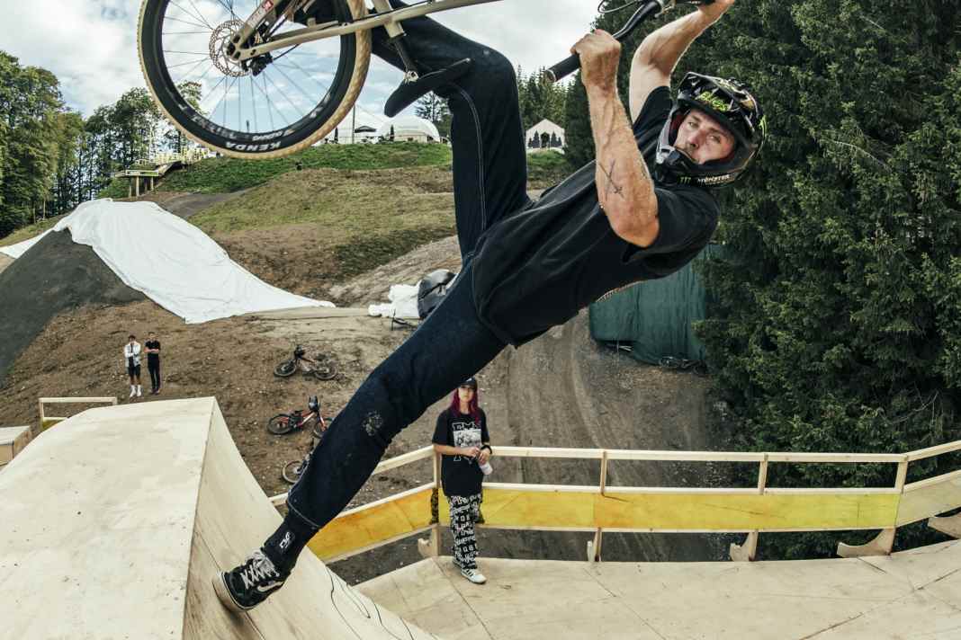 Dauergast bei den Nines: Allroundtalent Elias Ruso. Ob Tricks oder weite Jumps, Elias kann alles. 2024 wurde der Österreicher King of Darkness beim Darkfest in Südafrika.