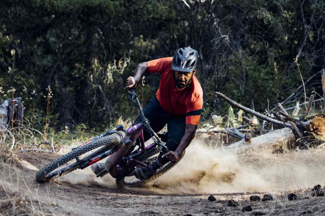 Voller Fahrspaß, auch mit Motor? Moderne E-Enduros und Light-E-MTBs setzen Bestmarken beim Fahrspaß. Wir zeigen die acht besten Modelle.