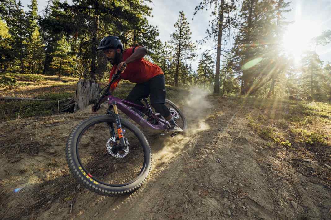 Das Heckler SL ist das erste Light-E-MTB von Santa Cruz und soll für mächtig Spaß auf dem Trail sorgen.