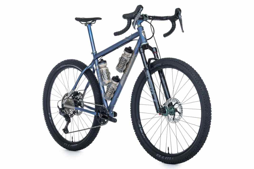 Das Moots Scrambler ist mit zeitlosem Titanrahmen und diversen Gepäck-Optionen gemacht für die ganz große Tour.