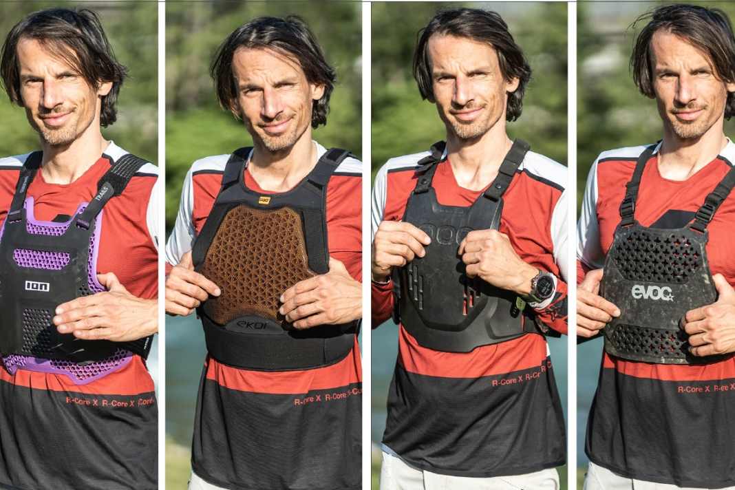 Alle Protektoren-Westen im Vergleich. Zwei davon besitzen das strengere Schutzlevel im Rückenteil, zwei nur das einfachere.