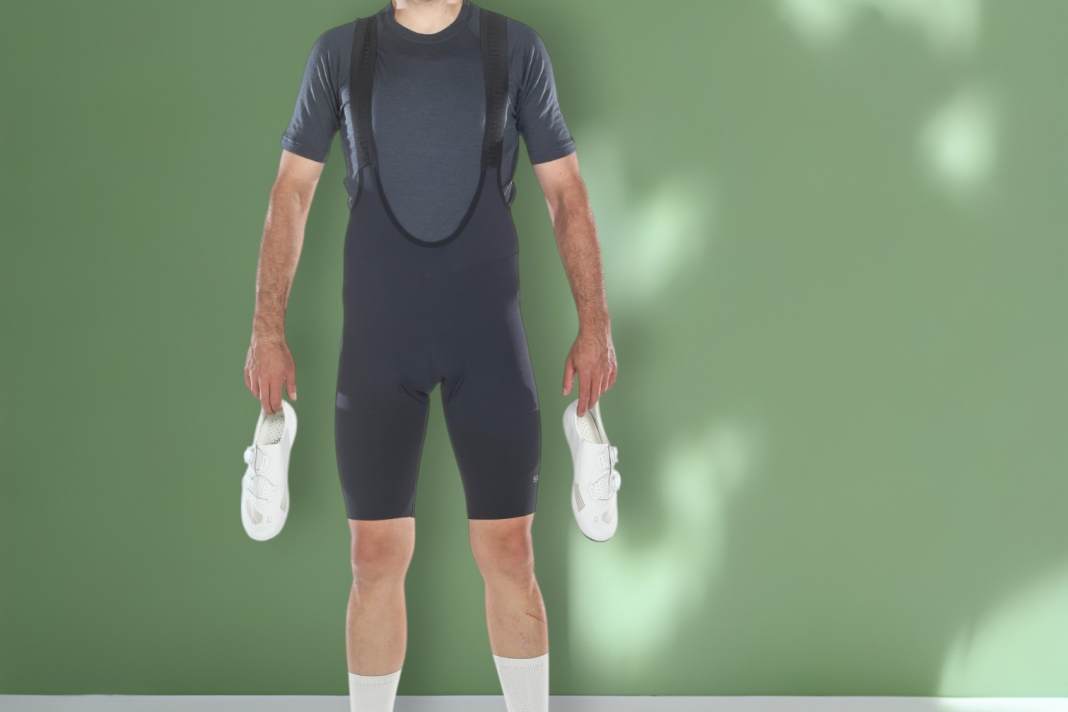 Mit der Shimano Distanza haben die Japaner eine nicht zu teure Bib Short, die trotzdem auf dem aktuellen Stand der Hosentechnik ist