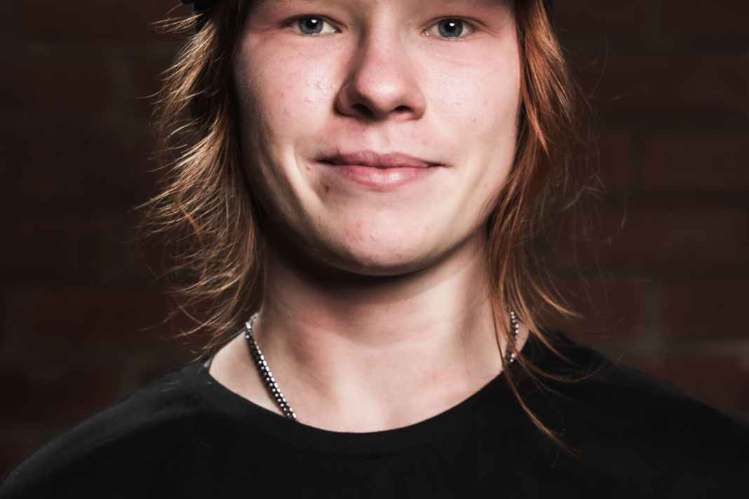 2019 begann Patricia mit einem City-Bike Wheelies zu ziehen, 2020 bekam sie ihr erstes Dirtbike. Seither geht es steil bergauf. Kürzlich stand sie einen Backflip tripple Barspin auf Dirt – das gelang noch keiner Frau. In der FMB Worldtour will sie nun angreifen. Insider sehen sie als weiblichen Emil Johansson. Foto: Swatch Nines / Red Bull Content Pool