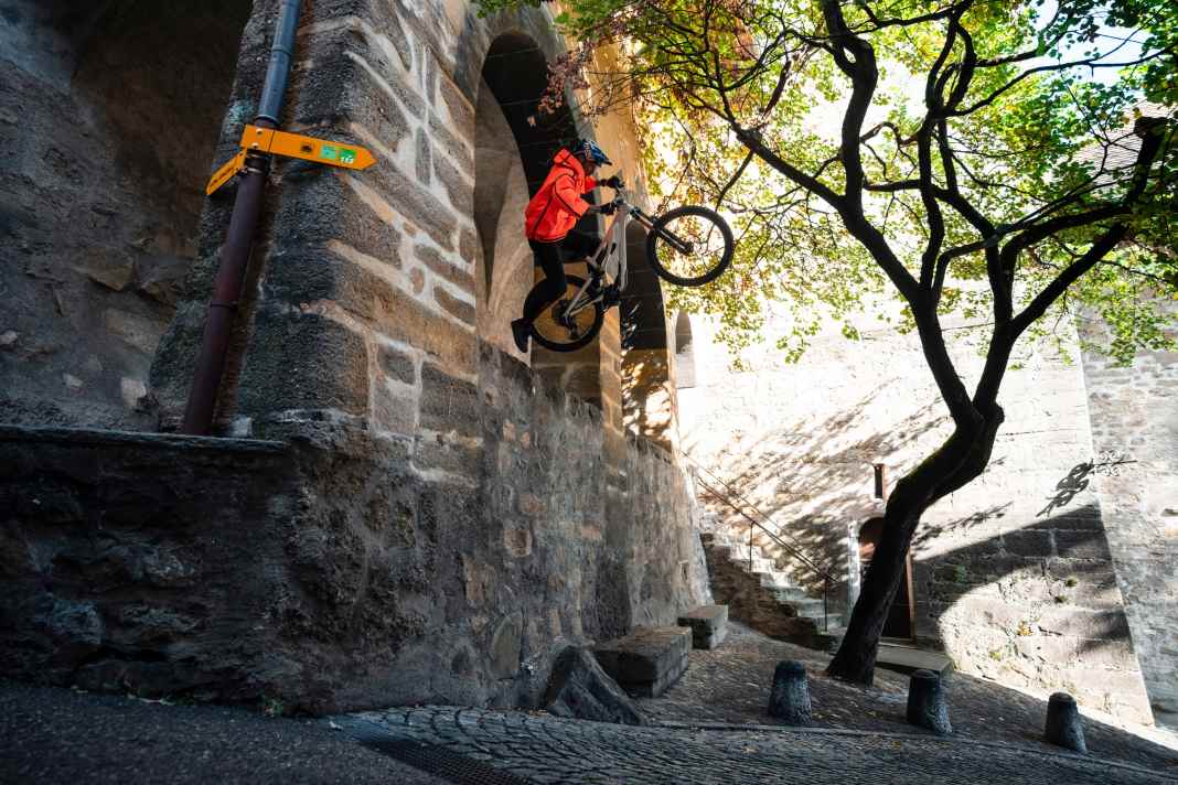 „Oh Gott, das war ein harter Einschlag. Off Camber, das hat richtig gestaucht. Auf der anderen Seite: Ich hatte Federung an meinem Bike. Mit dem BMX hätte es dich so richtig eingebombt“, sagt Kriss Kyle und beschleunigt danach gleich zum Open-Loop, ohne was zu sehen.