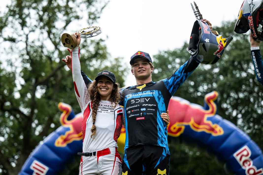 Geht’s noch glücklicher? Das Königspaar der Red Bull Hardline 2025: Asa Vermette (18) und Louise Ferguson (29).