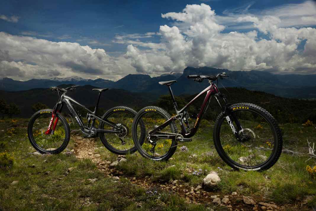 Mit TQ-Motor (links), oder als klassisches Mountainbike: Die zwei Trek-Modelle Fuel+ und Fuel laufen parallel.