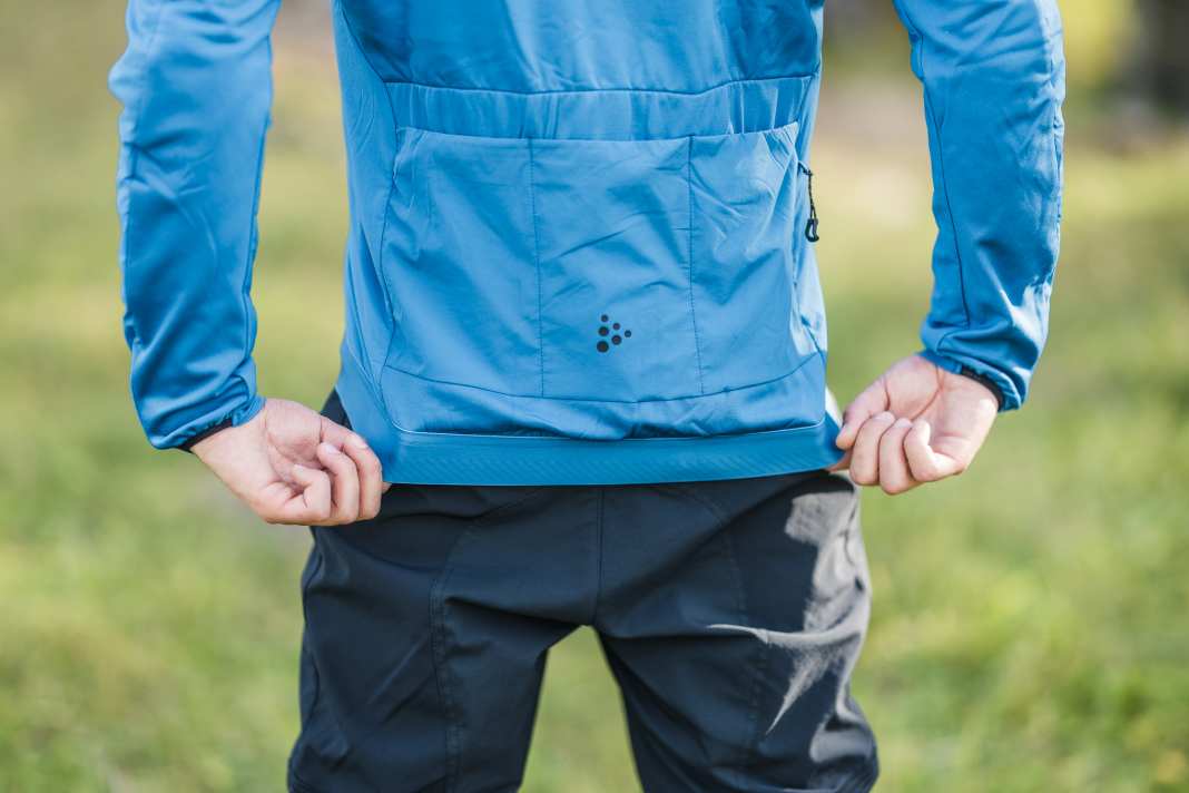 Der Stretchbund sitzt gut am Rücken