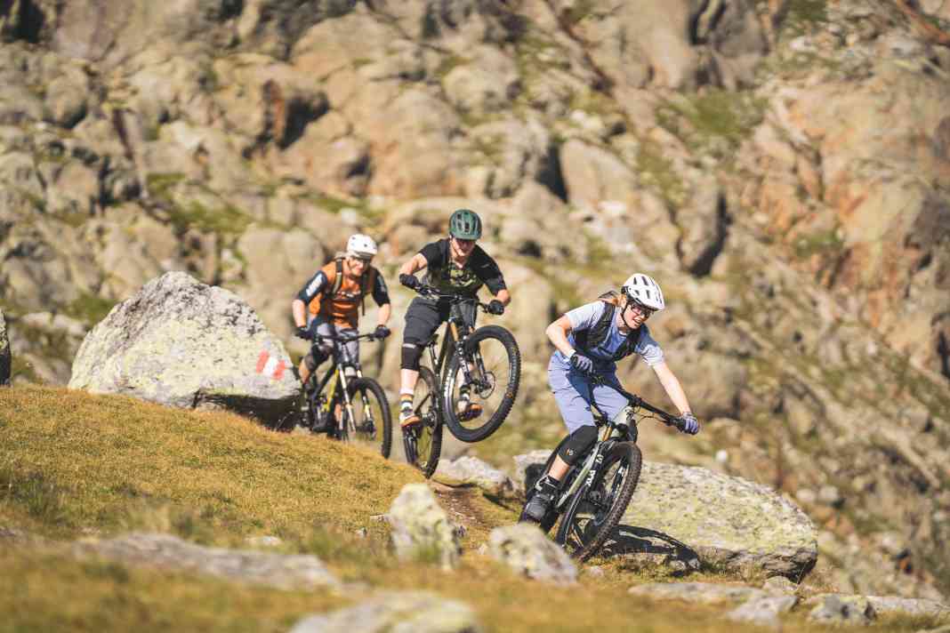 Dass sich unser Testbike den Rahmen mit einem Race­fully teilt, wird bereits beim Aufsitzen deutlich. Lang gestreckt und mit viel Druck auf dem Vorderrad nimmt man auf dem Epic Evo Platz.