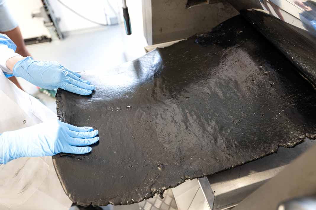 Im weiteren Schritt wird die noch plastische Gummimischung flach gewalzt.