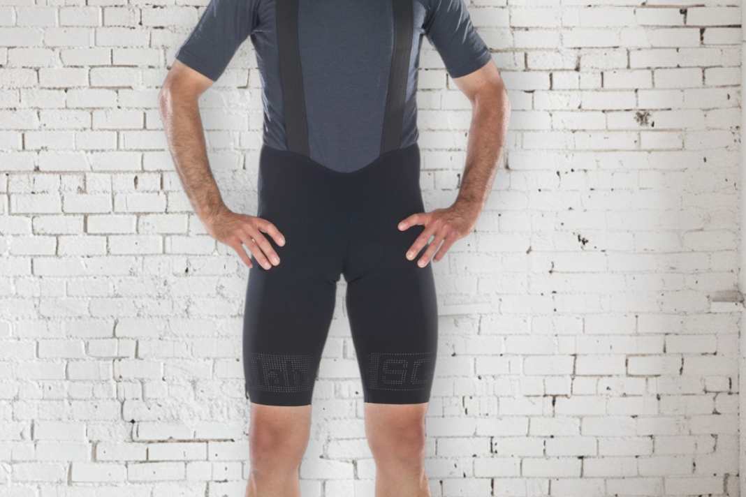 Mit der SQlab SQ-Short One12 R haben die Ergonomie-Experten eine extrem leichte und luftige Race-Bib-Short mit ganz speziellem Sitzpolster im Programm