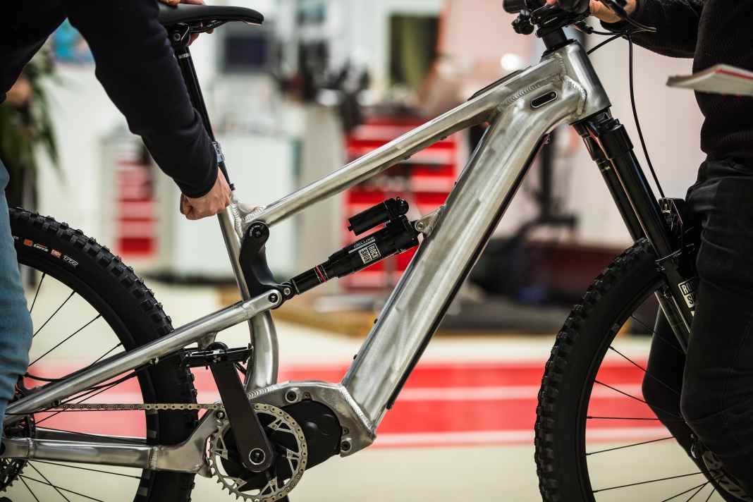Dieser Prototyp von Nukeproof sieht dem Bike, das von der Briten schon 2022 in die EWS geschickt wurde, verdammt ähnlich. Die Kinematik ähnelt dem Nukeproof Megawatt.