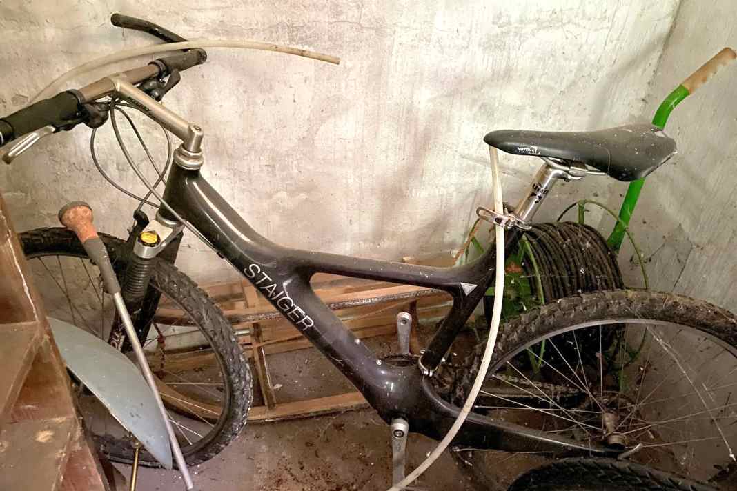 Einst technischer Meilenstein, jetzt verstaubte Kellerleiche: Bikes, wie dieses 1995er Staiger Black Arrow, stehen in vielen Kellern.