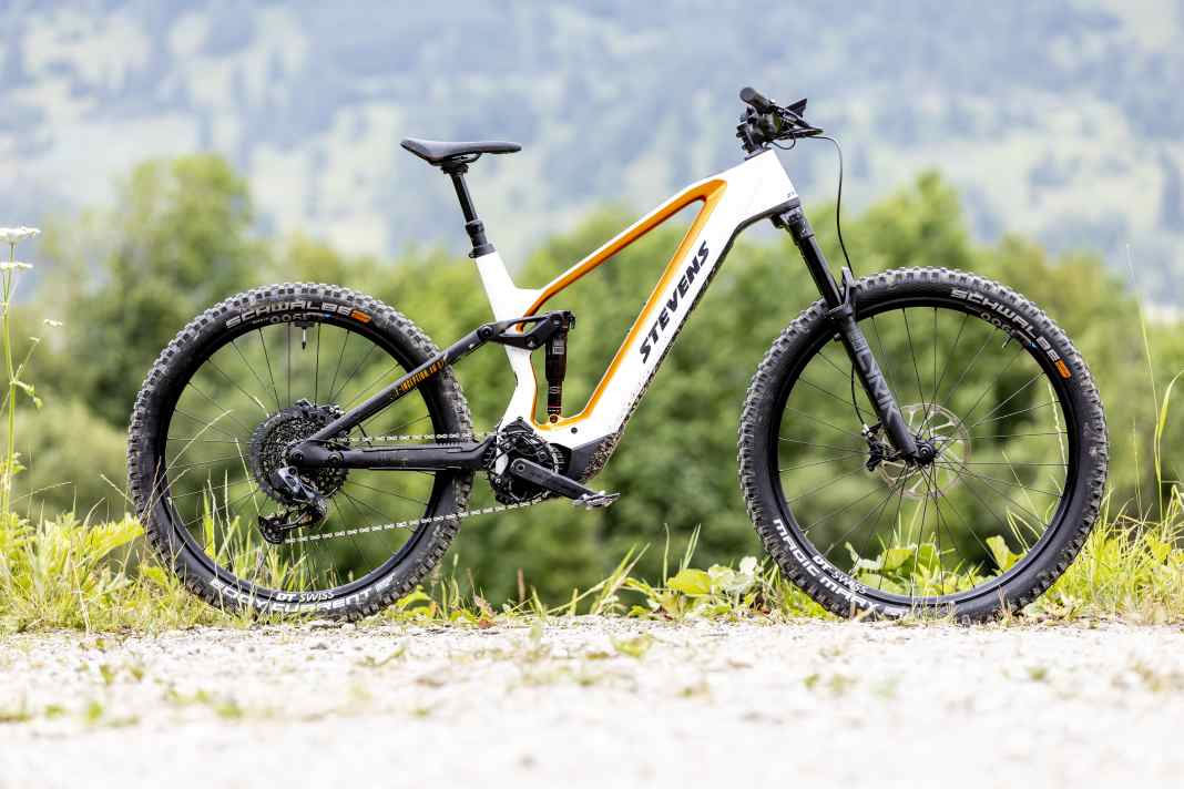 150 mm Federweg, Laufrad-Mix, Downhill-Bereifung und eine lange Geometrie: So tritt das Stevens E-Inception 8.7.1. GTF im großen All-Mountain-Test von EMTB an.