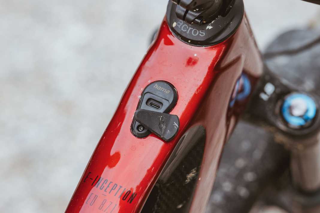 Über den USB-Port können Handy oder GPS geladen werden. Ein Gadget,  das eher auf Tour, denn im harten Enduro-Einsatz Vorteile bringt. 