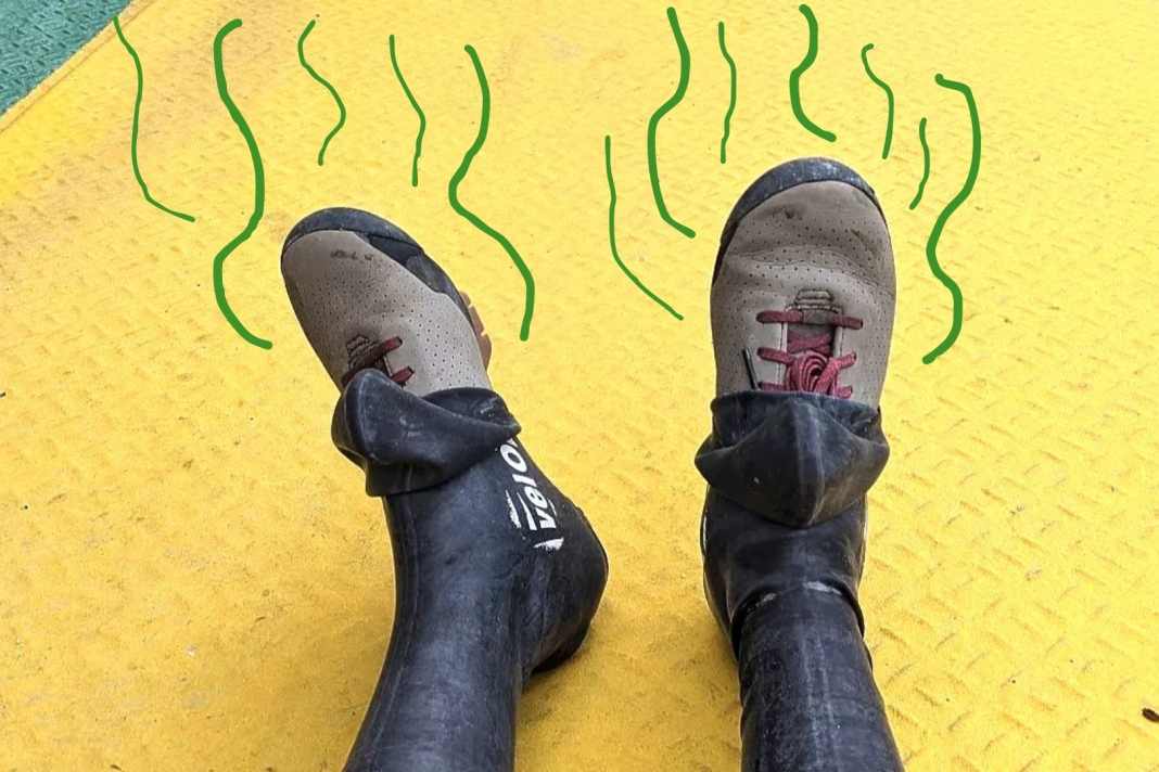 Stinkende Fahrradschuhe? Wir haben Life Hacks getestet, um stinkende Bikeschuhe wieder tragbar zu machen.