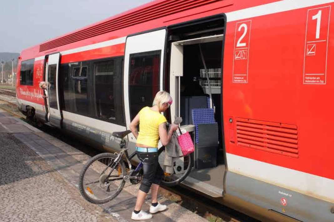 Wie teuer oder günstig ist die Fahrradmitnahme in Deutschland? Das hat eine Studie der Plattform buycycle jüngst herausgefunden.