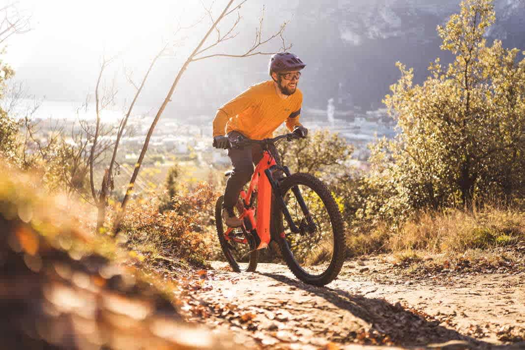 Steile Anstiege im Gelände packt das Rockrider E-Expl 520S recht gelassen. Vor allem die Traktion des E-Bikes ist hervorragend.