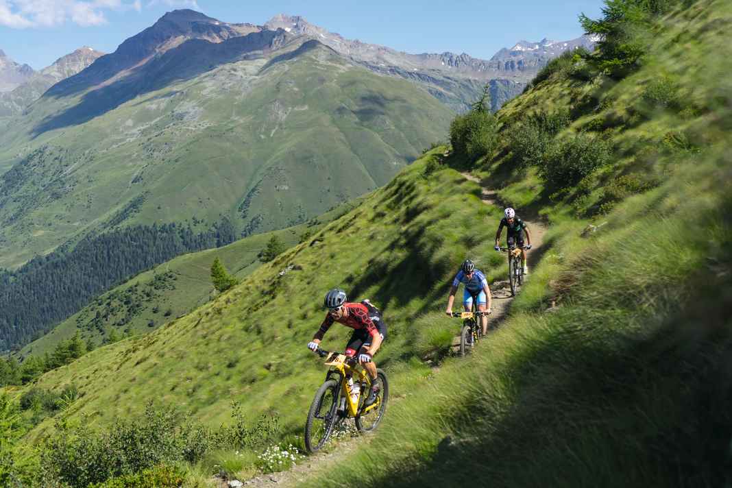 Die Alta Via Comuna: 7 Kilometer lang wickelt sich der alpine Pfad um die Grasflanken der Cima Bleis.