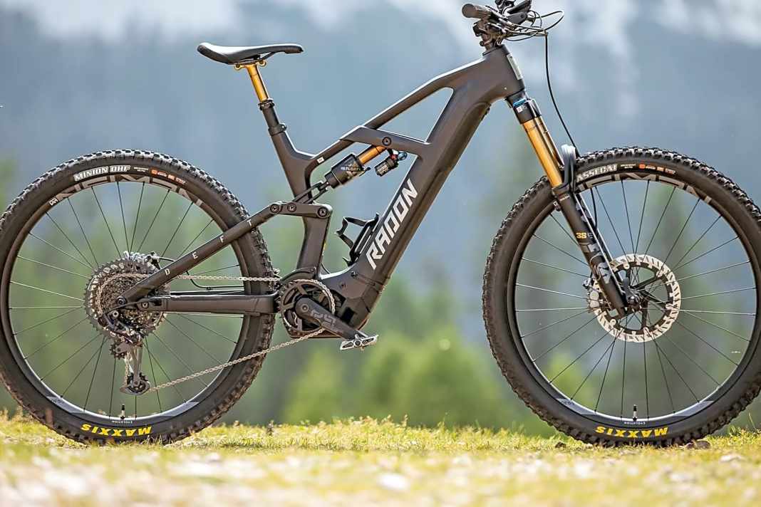 Carbon-Hauptrahmen und Bosch Smart System mit 750 Wh Powertube-Akku: Für 6799 Euro gibt es das nur bei Versendern à la Radon.