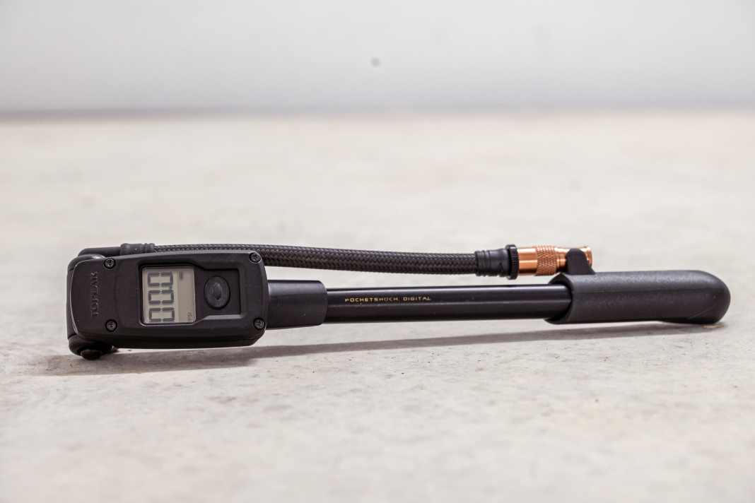 Schickes Design, hochwertig verarbeitet - die Topeak-Pumpe würde für jeden Biker ein schickes Geschenk abgeben