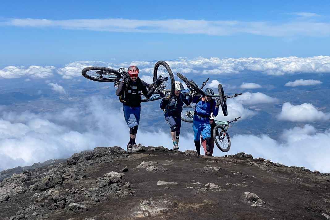 Ob man die letzten Schritte zum Kraterrand wirklich machen darf, bestimmt "Mamma Ätna". BR-Redakteur Michael Düchs (2. v. re.) hatte Glück.